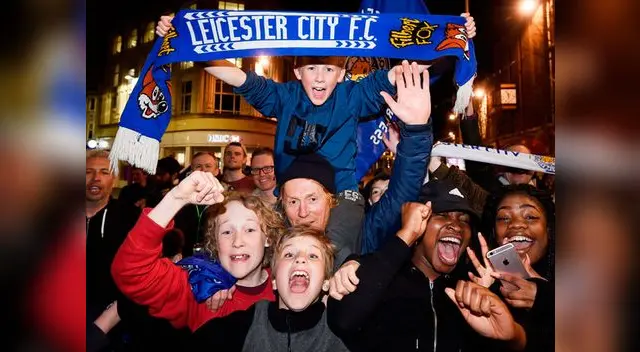 Fanáticos celebrar el título con el estómago contento