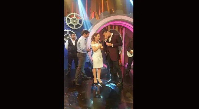 Lágrimas de emoción y alegría por escuchar la voz de su hija. Lágrimas de emoción y alegría por escuchar la voz de su hija.