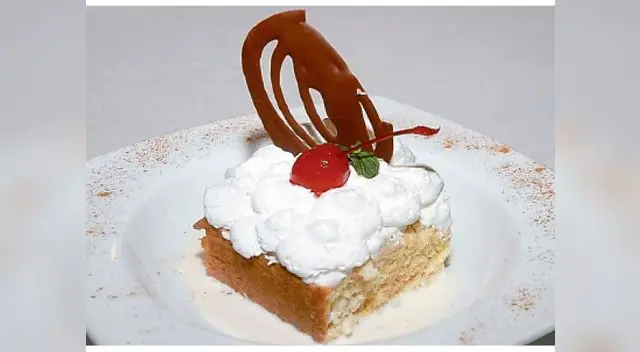 Secretos del chef: El bizcochuelo tiene que estar caliente al momento de agregar las 3 leches para ayudar a que este absorba como esponja Secretos del chef: El bizcochuelo tiene que estar caliente al momento de agregar las 3 leches para ayudar a que este absorba como esponja