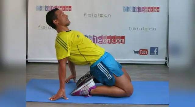 Estiramiento con las rodillas en el suelo.