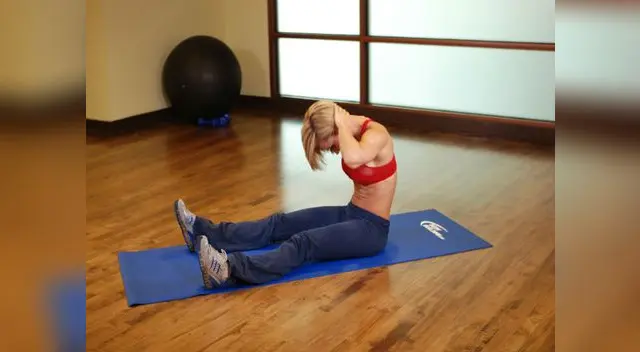 Estiramiento de barbilla a pecho.