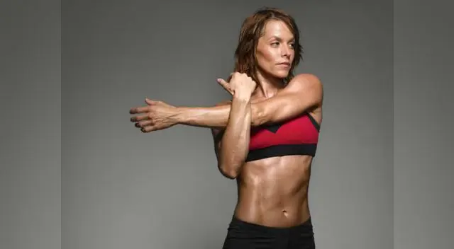 Hombros estiramiento por delante.