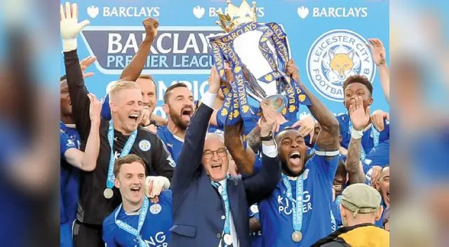 El Dt ranieri y sus pupilos con el trofeo de campeón