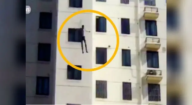 El hombre se lanzó frente a todos los transeúntes 