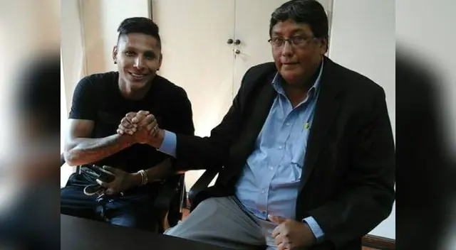 Raúl Leguía posa junto al goleador crema 