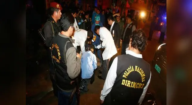 Peritos en la escena del crimen. Peritos en la escena del crimen.