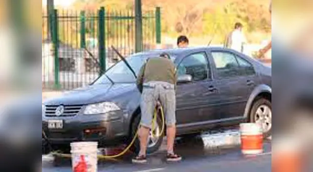 Multarán con S/ 350 soles lavada de autos en la calle  