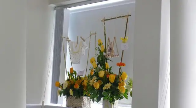  La decoración puedes incluirle ropita de bebé.