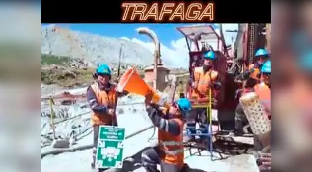 Grupo Tráfaga se divierte de lo lindo mientras el jefe no est