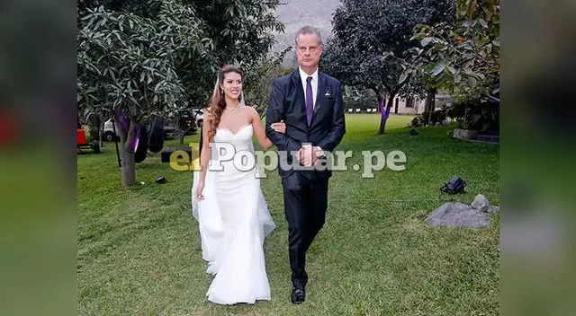 La novia ingresó del brazo de su padre La novia ingresó del brazo de su padre