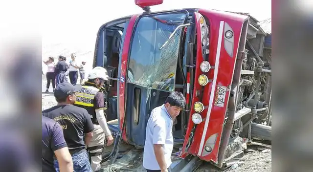 Así quedó el bus a un lado de la pista. presumen que iba a excesiva velocidad