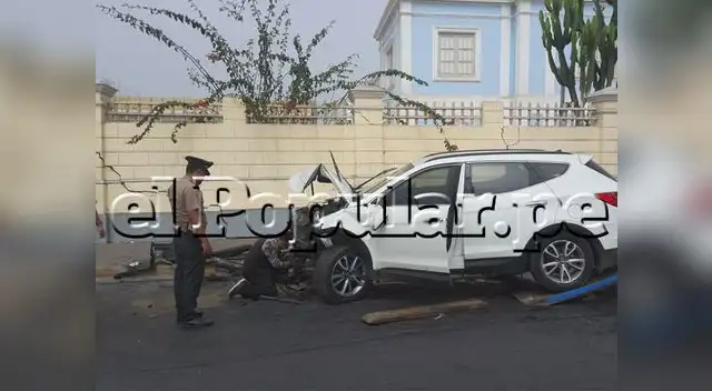 Policías examinan la escena para determinar causas del accidente