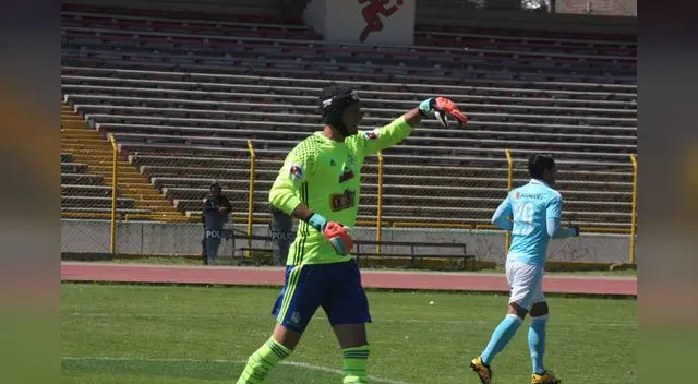 Penny atajó con protector al mismo estilo Petr Cech