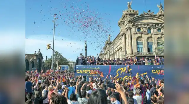 El autobús con Messi y compañía rodeado de miles de seguidores en la rúa de los campeones