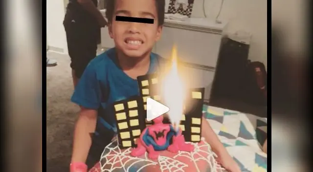 Jeremy posa con su torta de cumpleaños Jeremy posa con su torta de cumpleaños