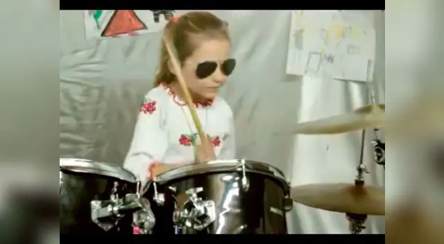 A su corta edad aprendió sola a tocar la batería