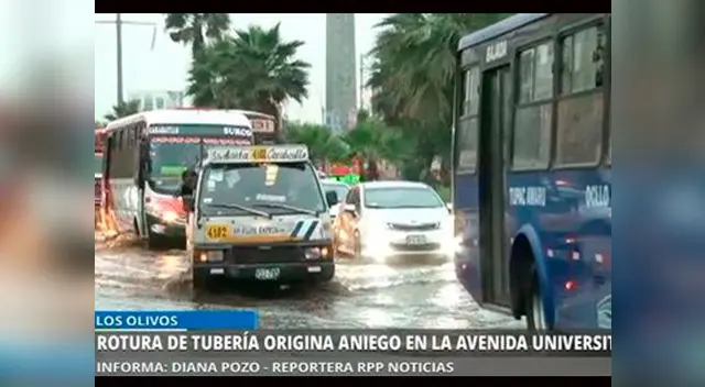 Gran congestión vehicular por aniego en la Av. Universitaria