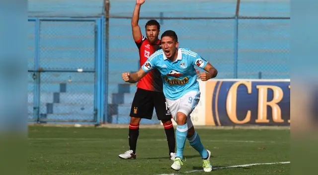 Comienza el festejo de  Santiago Silva por su gol marcado