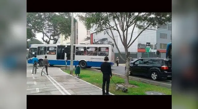 Corredor Azul invade ciclovía en la Av. Arequipa Corredor Azul invade ciclovía en la Av. Arequipa
