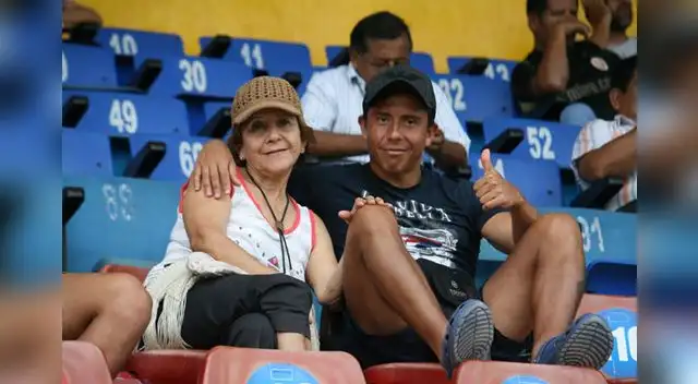 Roberto Merino estuvo de cumpleaños y lo celebró con su mamita.