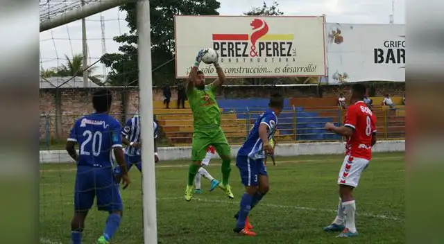 Diego Carranza toma el balon, mientras goleador Mayora atento a la jugada