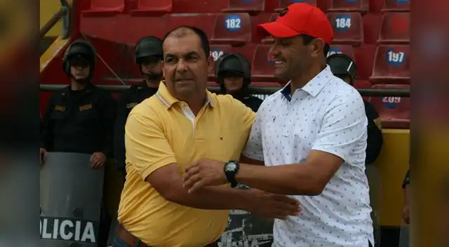 Los Walter Aristizábal y Gustavo Roverano se saludan al terminar el encuentro