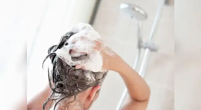 Enjuaga bien y retira el shampoo del cabello