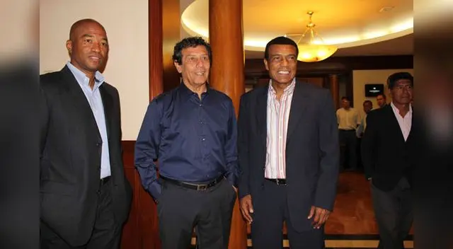 Cueto flaqueado por Waldir Sáenz y Teófilo Cubillas Cueto flaqueado por Waldir Sáenz y Teófilo Cubillas