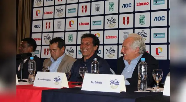 El maestro de la Zurda en la mesa de honor El maestro de la Zurda en la mesa de honor