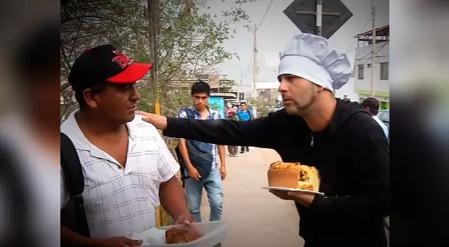 Tuvo que vender kekes para poder apoyar a la familia necesitada. Tuvo que vender kekes para poder apoyar a la familia necesitada.