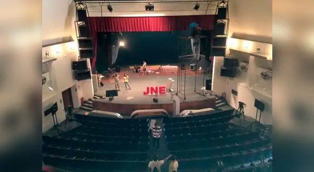 EL auditorio espera a los candidatos presidenciales de la segunda vuelta electoral