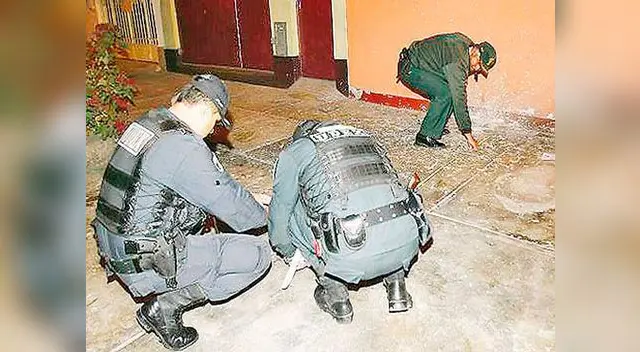 Agentes analizan ala escena.