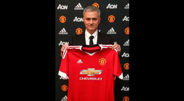 José Mourinho mostrando su nueva camiseta