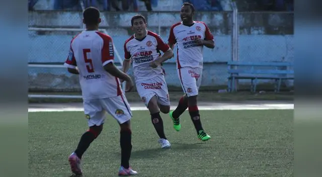 Festejo de Fano por el gol marcado. Luego tuvo un contratiempo con meta del Unión Comercio