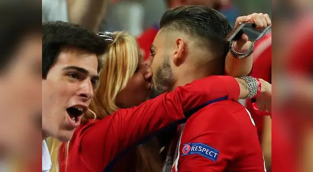 Celebración del gol quedó inmortalizado en un beso Celebración del gol quedó inmortalizado en un beso