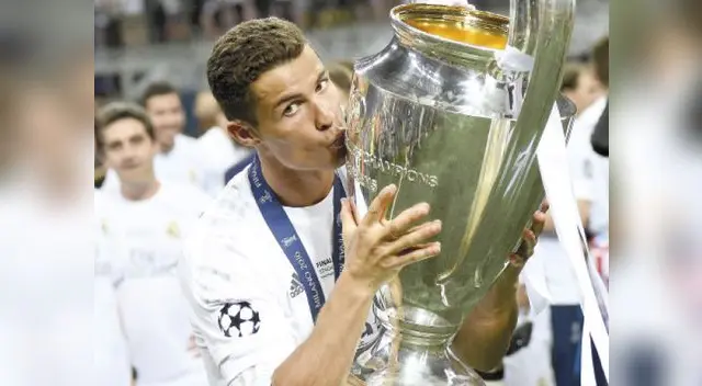 Ronaldo con el trofeo que ya ha ganado tres veces