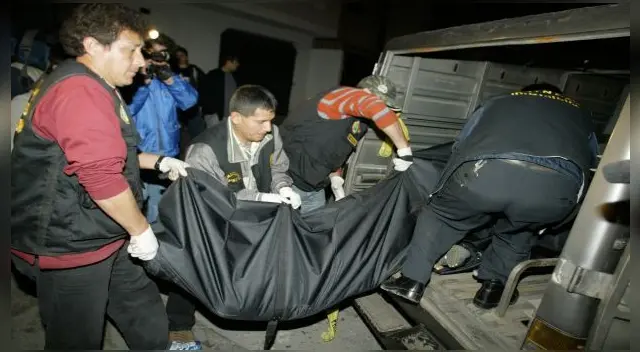 Traslado de cuerpos a la morgue de Lima.