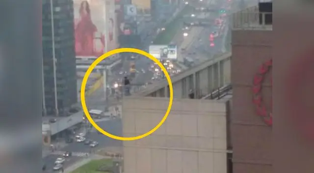 Mujer permaneció varios minutos en la cima del hotel Sheraton y luego se lanzó al vacío