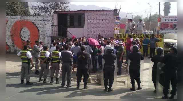 Policía llegó hasta el lugar para restablecer el orden en la vía