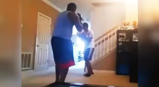 El menor no podía defenderse ante la lluvia de golpes 