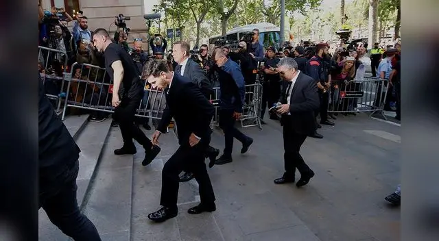 Llegando con su pase a la audencia: FOTO: EFE