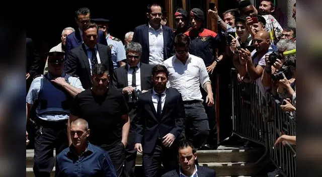 Su llegada y salida causó alboroto por la presencia de muchos curiosos. FOTO: EFE