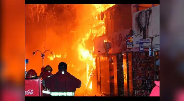 Las pérdidas son millonarias. Al menos 210 puestos quedaron en cenizas. 