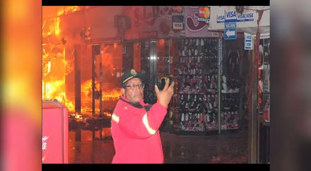 Bombero se toma selfie antes de apagar el fuego Bombero se toma selfie antes de apagar el fuego