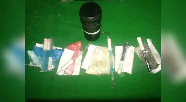 La droga que encontraron en la gaveta del escritorio del sub director