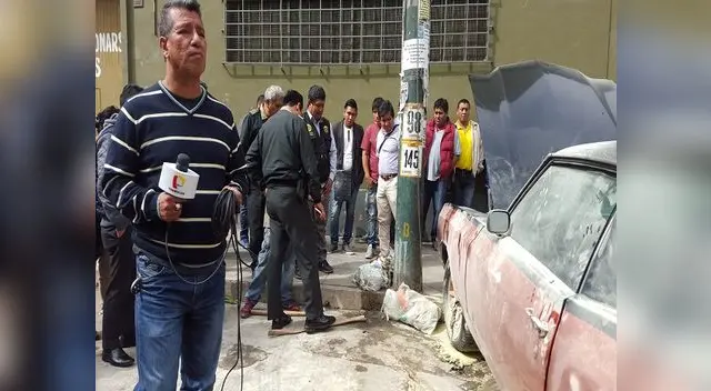 Policía inspecciona las bolsas con liquido inflamable