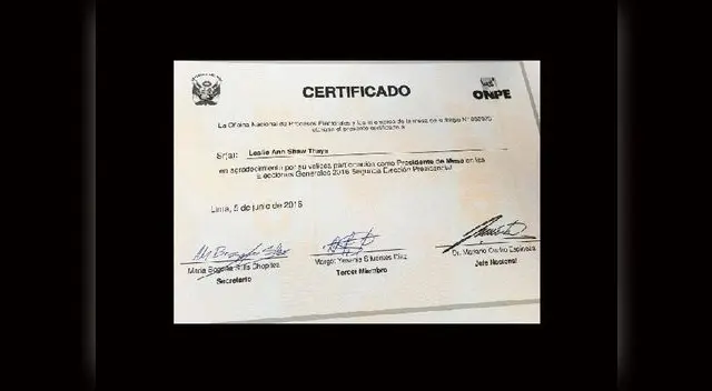 Esta diploma fue la que recibió la cantante por cumplir su deber ciudadano. Esta diploma fue la que recibió la cantante por cumplir su deber ciudadano.