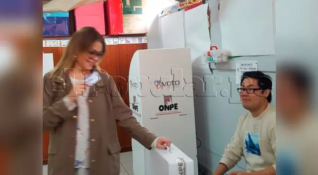 Señito acudió a centro de votación