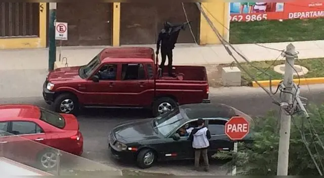 Saludo a transeúntes y les pidió votar con seguridad Saludo a transeúntes y les pidió votar con seguridad