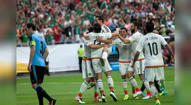 Los mexicanos celebran el tercer gol ante Uruguay Los mexicanos celebran el tercer gol ante Uruguay